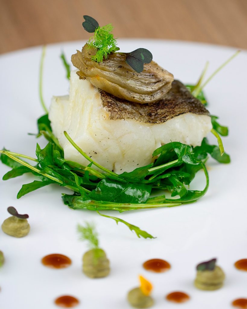 Bacalao con hinojos y aguacate