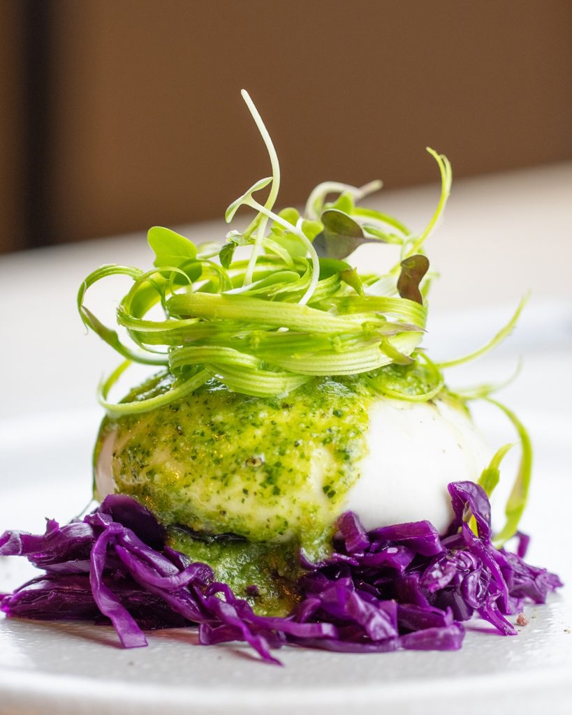 Burrata, lombarda marinada y pesto