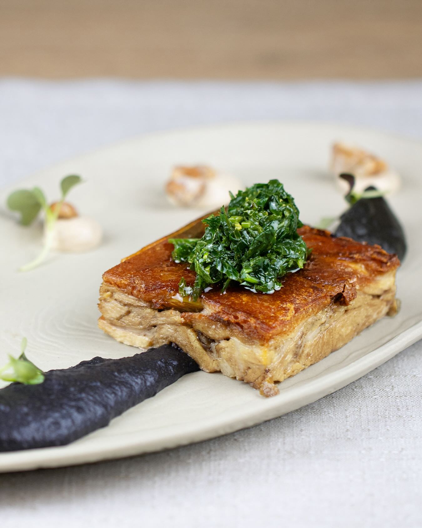Cochinillo con berenjena y anacardos