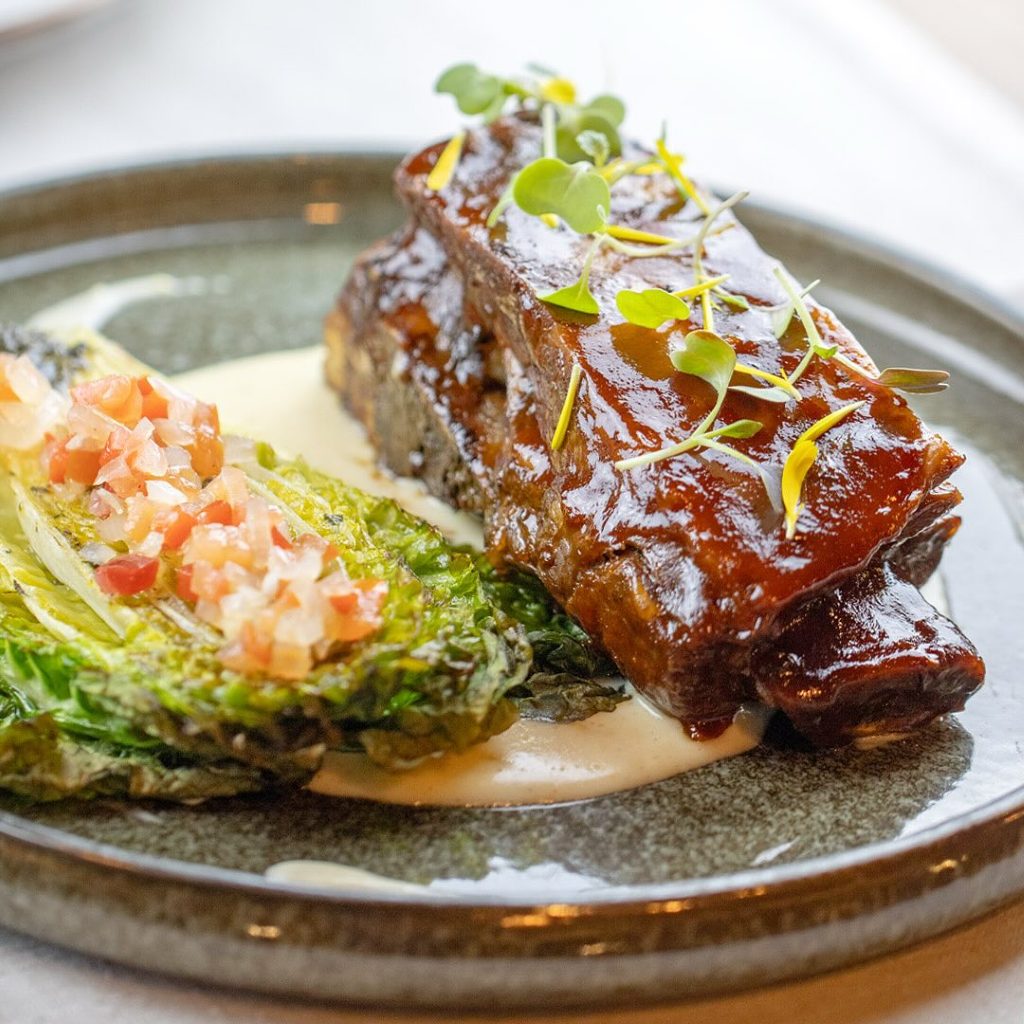Costilla de vaca con criolla y palomitas