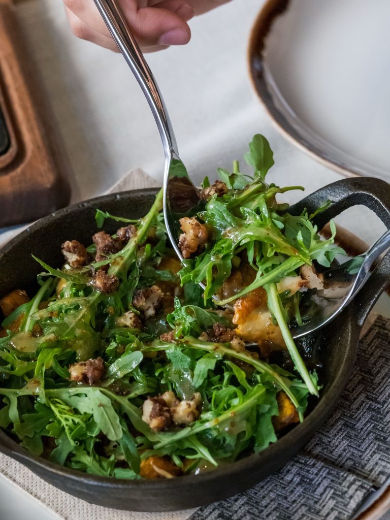 Ensalada tibia con camembert