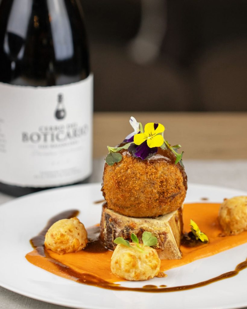 Osobuco braseado, romesco y chipa