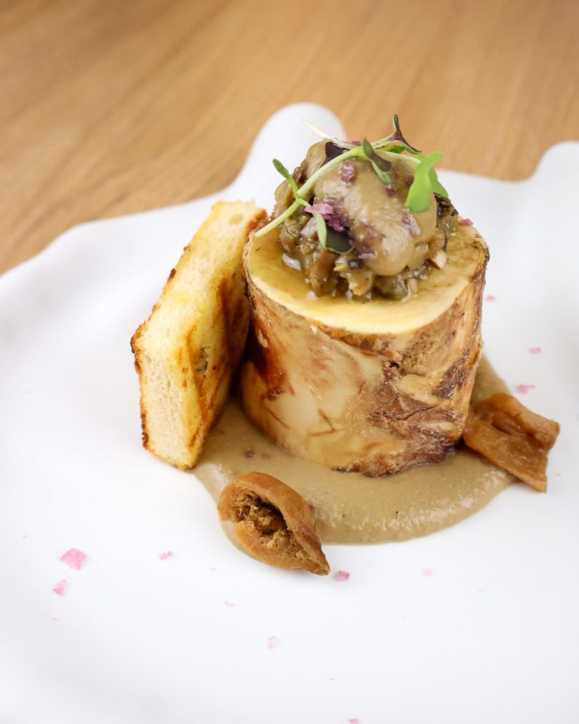 Tuétano a la brasa y pan brioche